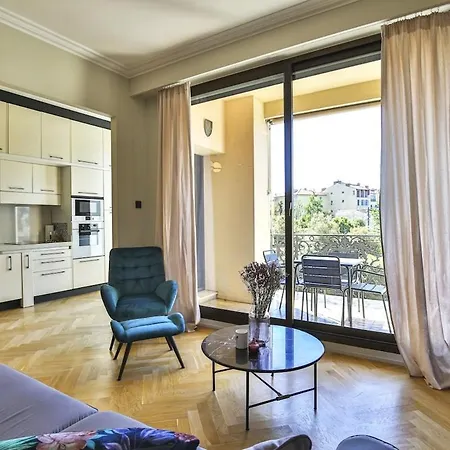 Balcon Vue Coulee Verte. Luxe Plein Coeur De 아파트