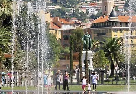 Balcon Vue Coulee Verte. Luxe Plein Coeur De *